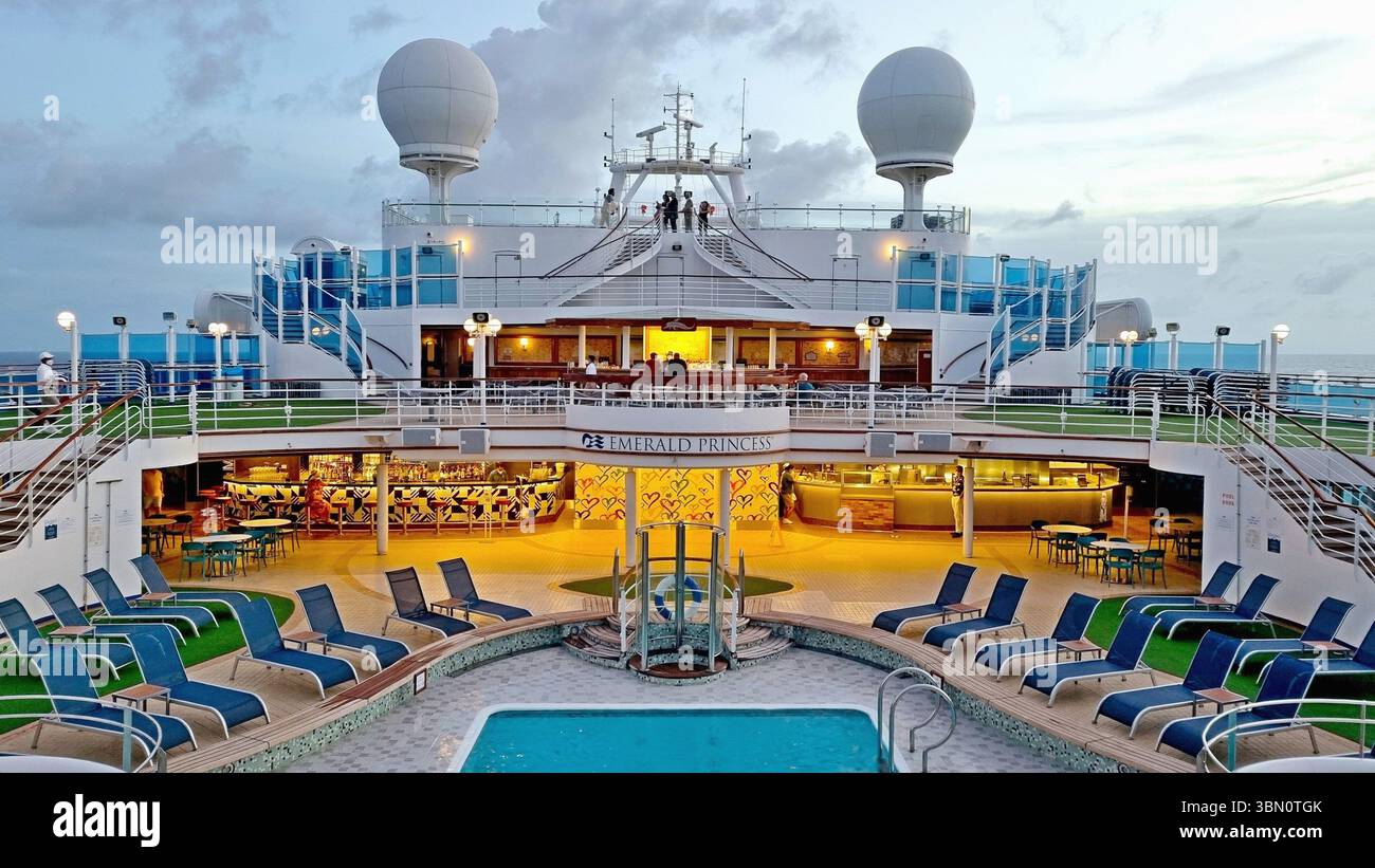 Vista panoramica sul ponte superiore di una lussuosa nave da crociera Emerald Princess nelle ore serali Foto Stock