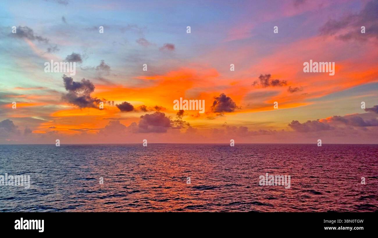 Un cielo multicolore al tramonto sul Mar dei Caraibi, perfetto per la carta da parati Foto Stock