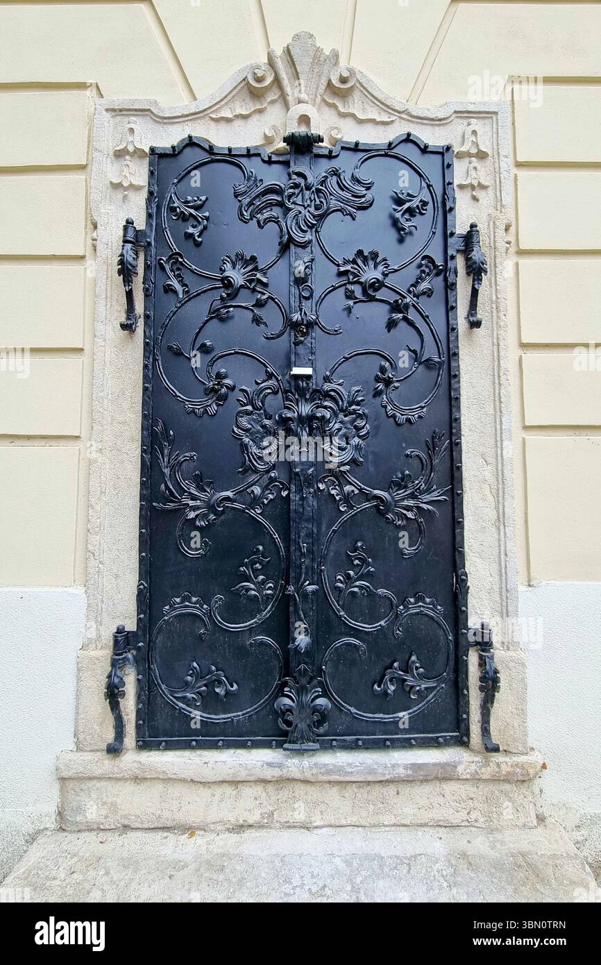 Porta di ferro con ornamento in ferro battuto in una vecchia casa rococò, Sremski Karlovci, Serbia Foto Stock