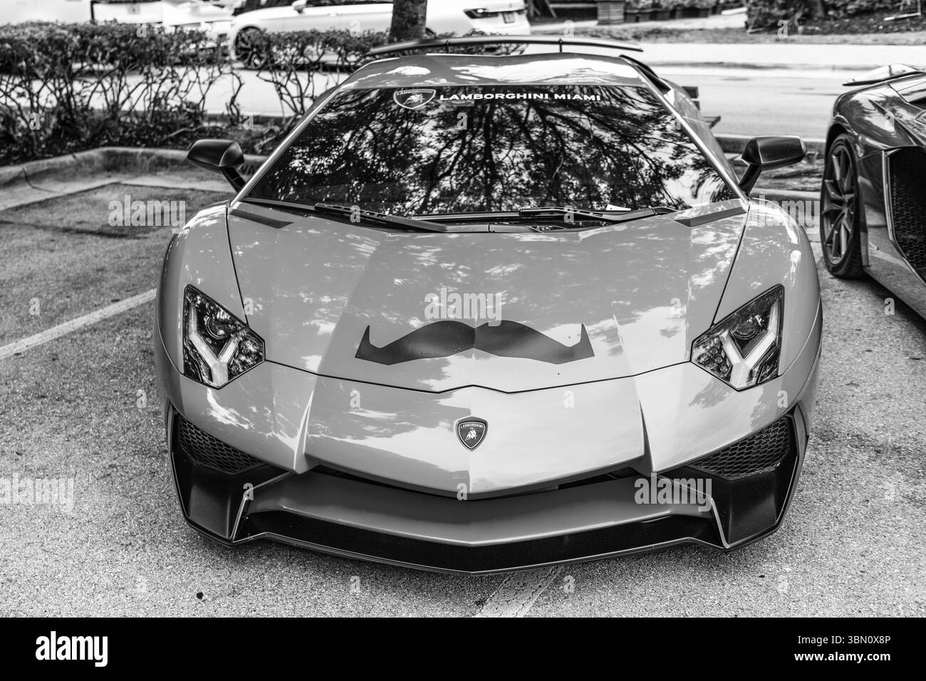 Miami Beach, Florida USA - 8 giugno 2024: 2023 L2022 Lamborghini Aventador LP 780-4 Ultimae Orange at miami Beach. La Lamborghini è un'auto italiana di lusso Foto Stock