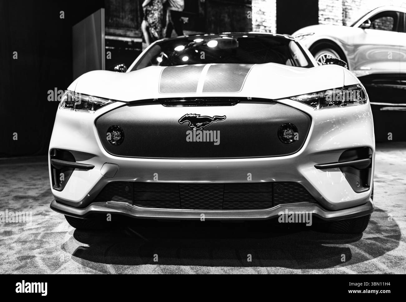 New York City, USA - 27 marzo 2024: Auto elettrica SUV Ford Mustang Mach-e al New York International Auto Show, vista bassa Foto Stock