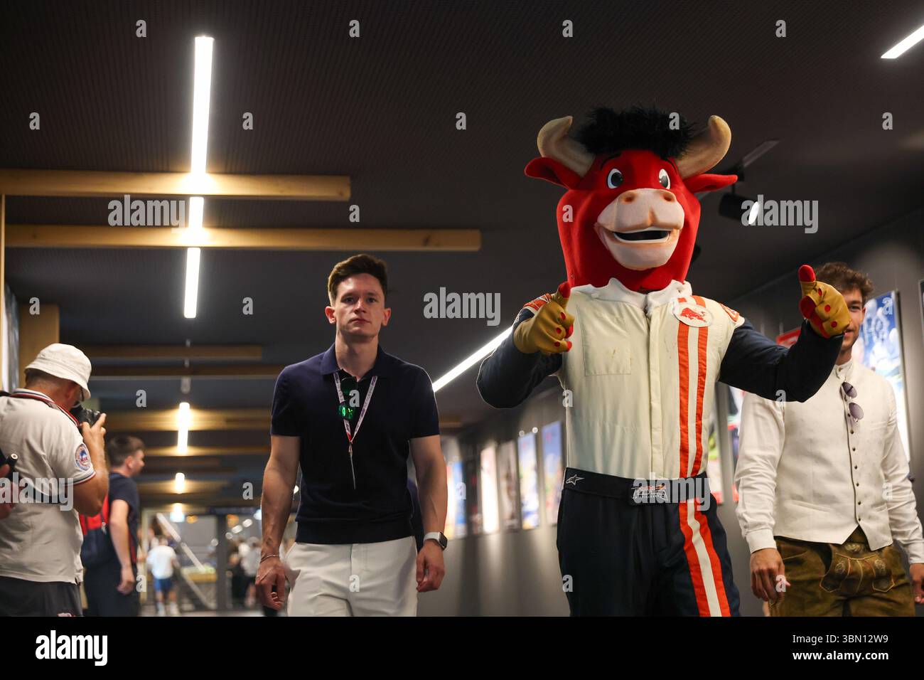 Mascotte redbull ring durante la Formula 1 MSC Cruises Austrian Grand Prix 2025, Spielberg, Austria, dal 26 al 29 giugno - Round 11 del 24 del Campionato del mondo di F1 2025 Foto Stock