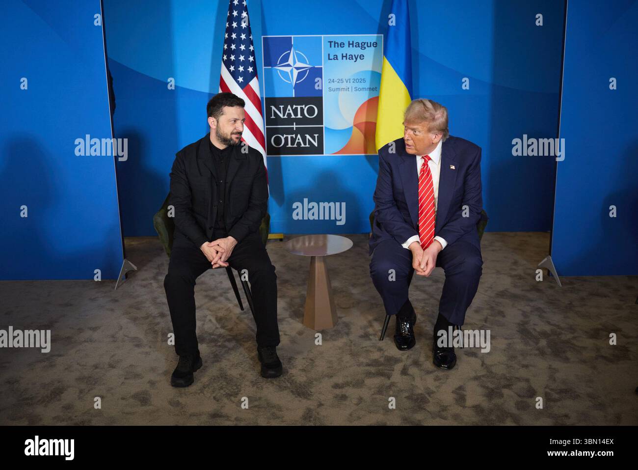 Volodymyr Zelenskyy e il presidente degli Stati Uniti Donald Trump durante una visita ufficiale del presidente dell'Ucraina nel Regno dei Paesi Bassi il 24 giugno 2025.*solo uso editoriale* CAP/PLF © The Presidential Office of Ukraine via Credit: Capital Pictures/Alamy Live News Foto Stock