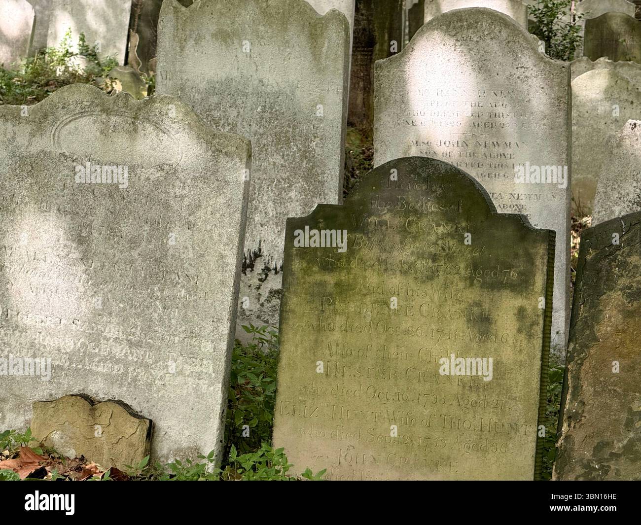 Tombe nel cimitero di Bunhill Fields, Londra - Immagine stock catturata con smartphone