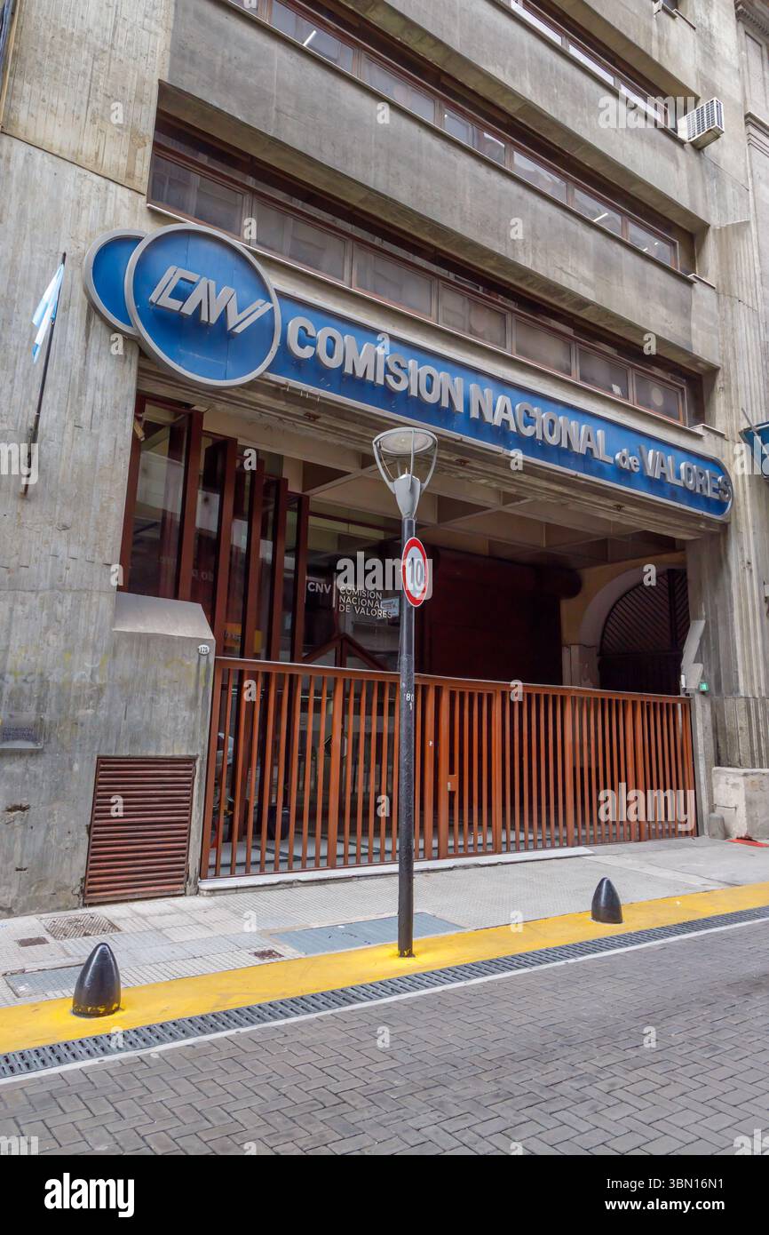 Buenos Aires, Argentina - 16 giugno 2025: Facciata della National Securities Commission nella città di Buenos Aires. Foto Stock