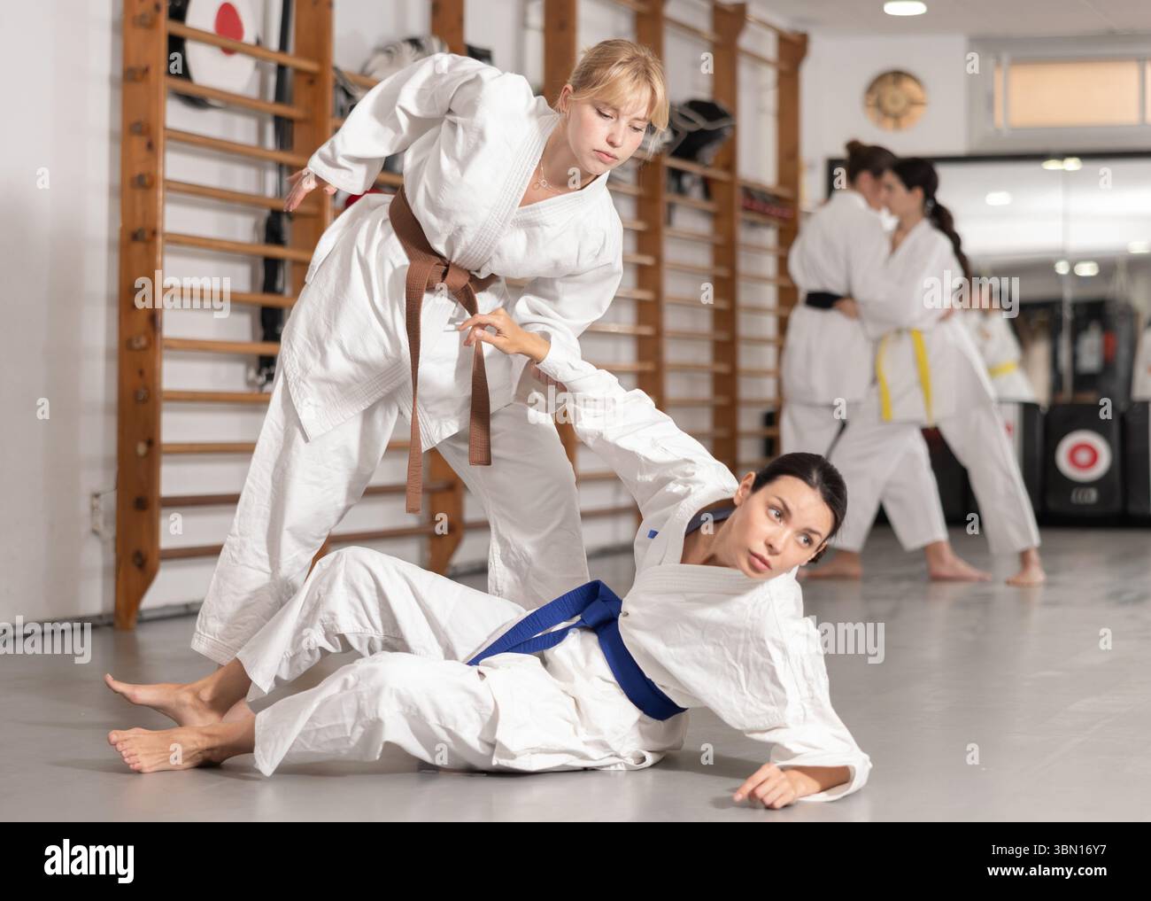 Donne in kimono all'allenamento in palestra di judo Foto Stock