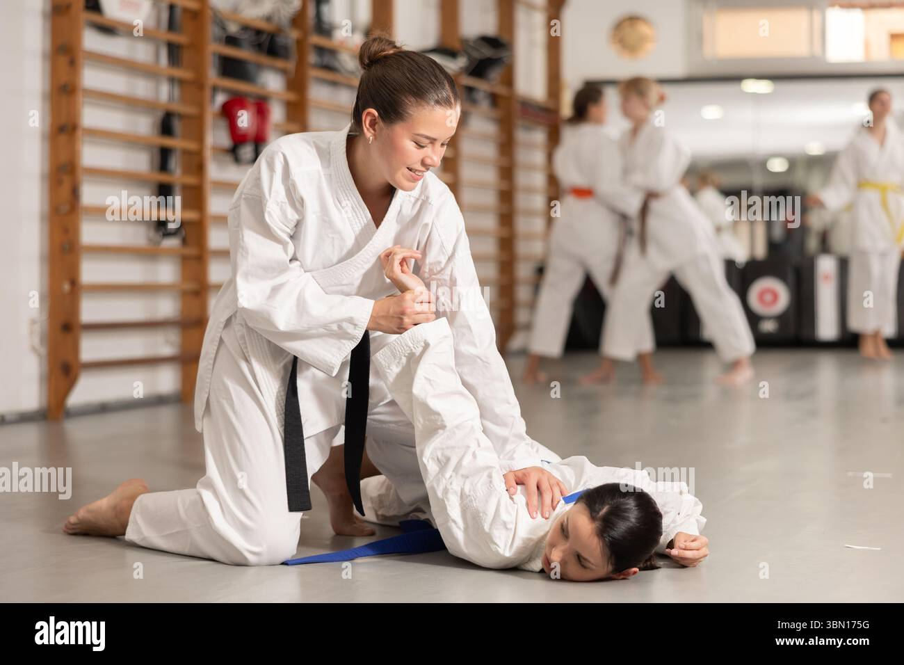 Donne in kimono all'allenamento in palestra di judo Foto Stock