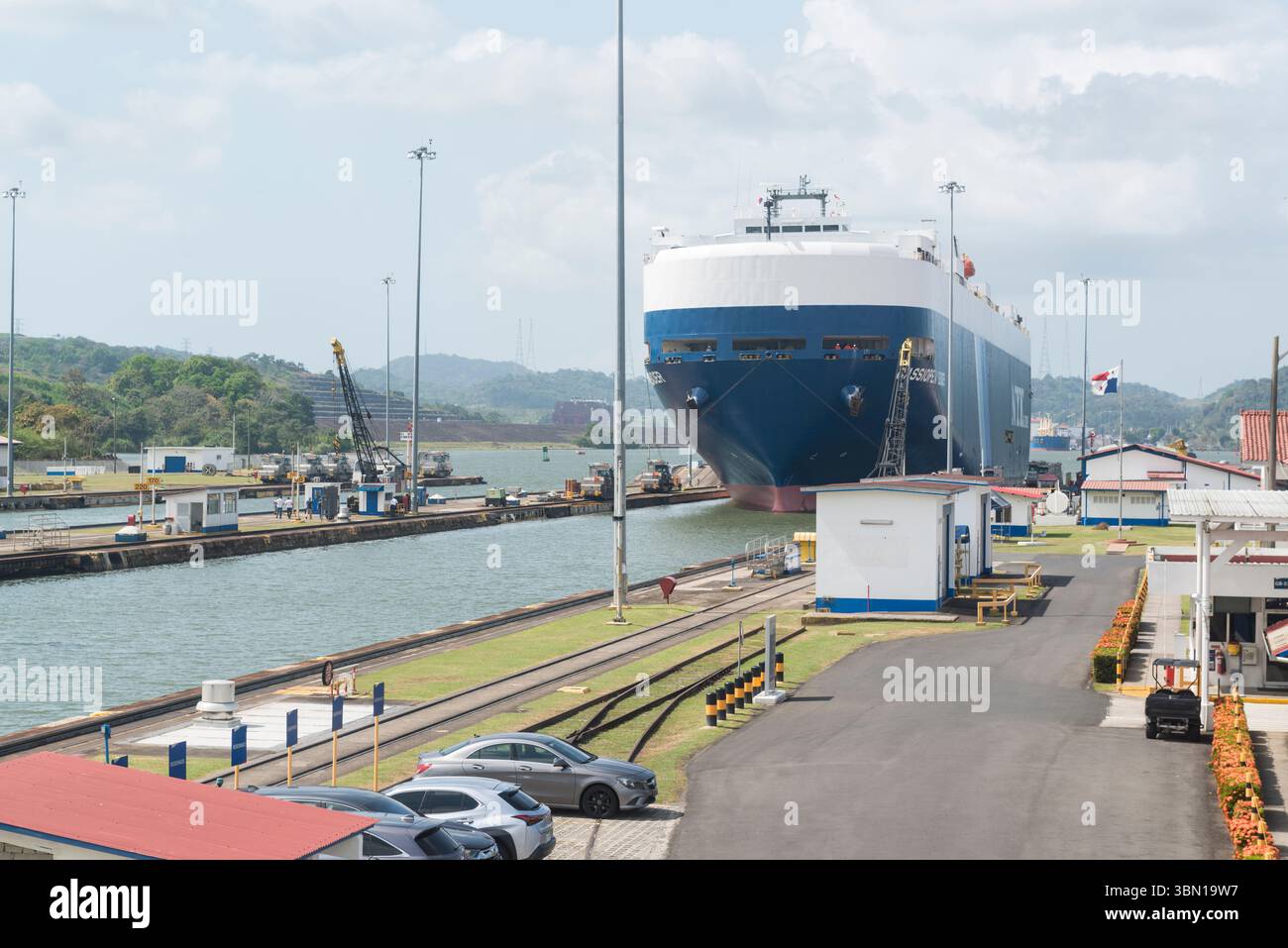 Una portaerei giapponese nelle chiuse di Miraflores del Canale di Panama. Panama. Foto Stock