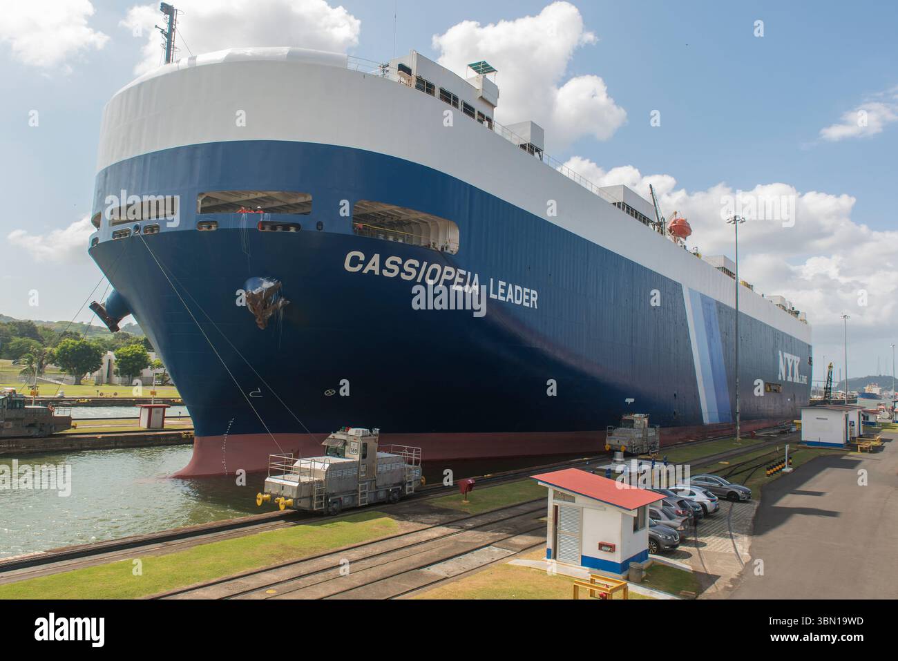 Una portaerei giapponese nelle chiuse di Miraflores del Canale di Panama. Panama. Foto Stock