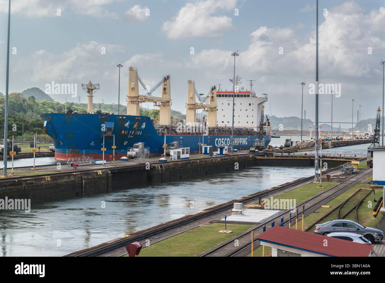 Nave cinese nelle chiuse di Miraflores nel Canale di Panama, Panama. Foto Stock
