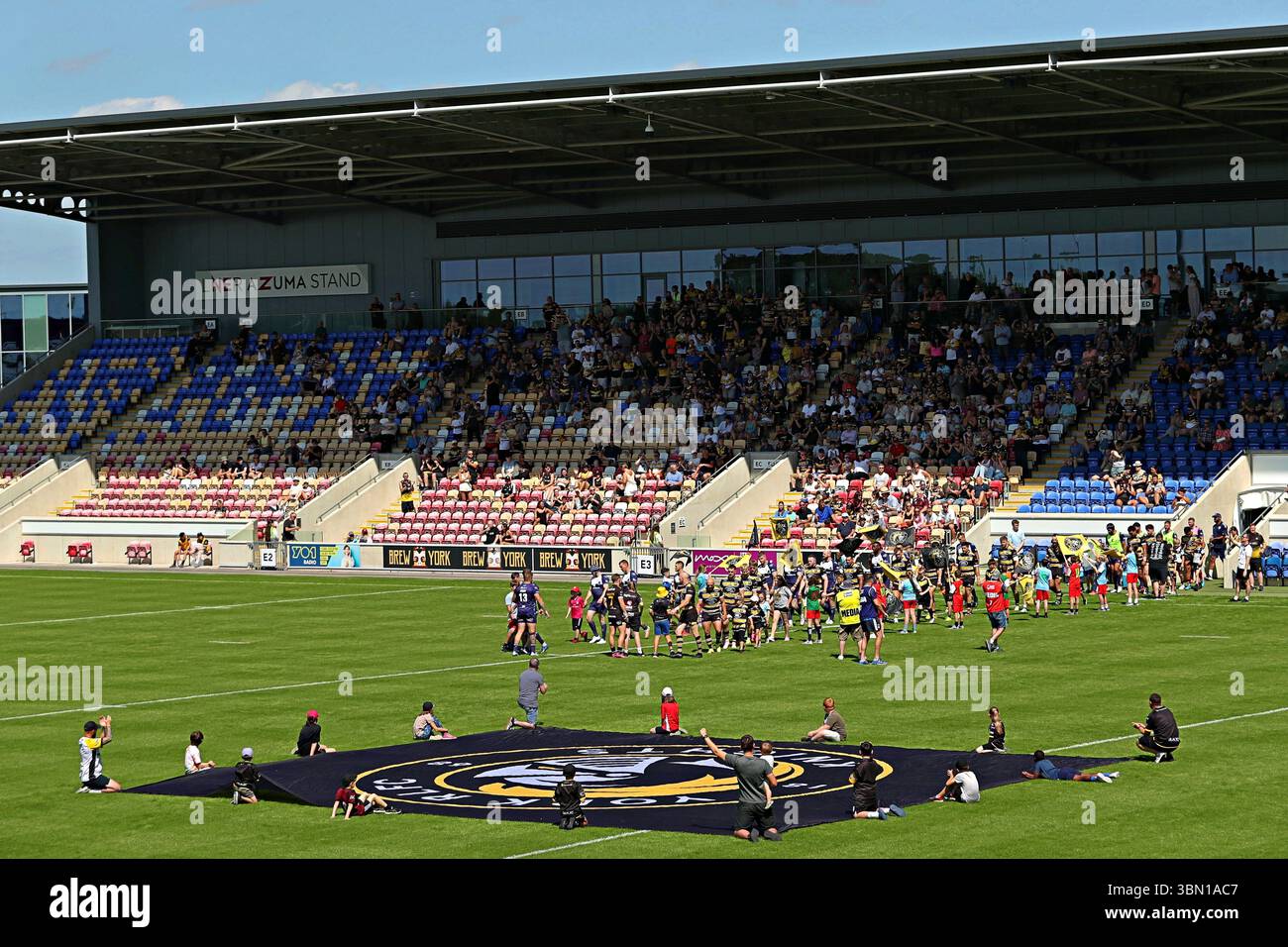 Entrambe le squadre escono prima della partita del Betfred Championship York City Knights vs Featherstone Rovers al LNER Community Stadium, York, Regno Unito, 29 giugno 2025 (foto di Sam Eaden/News Images) Foto Stock