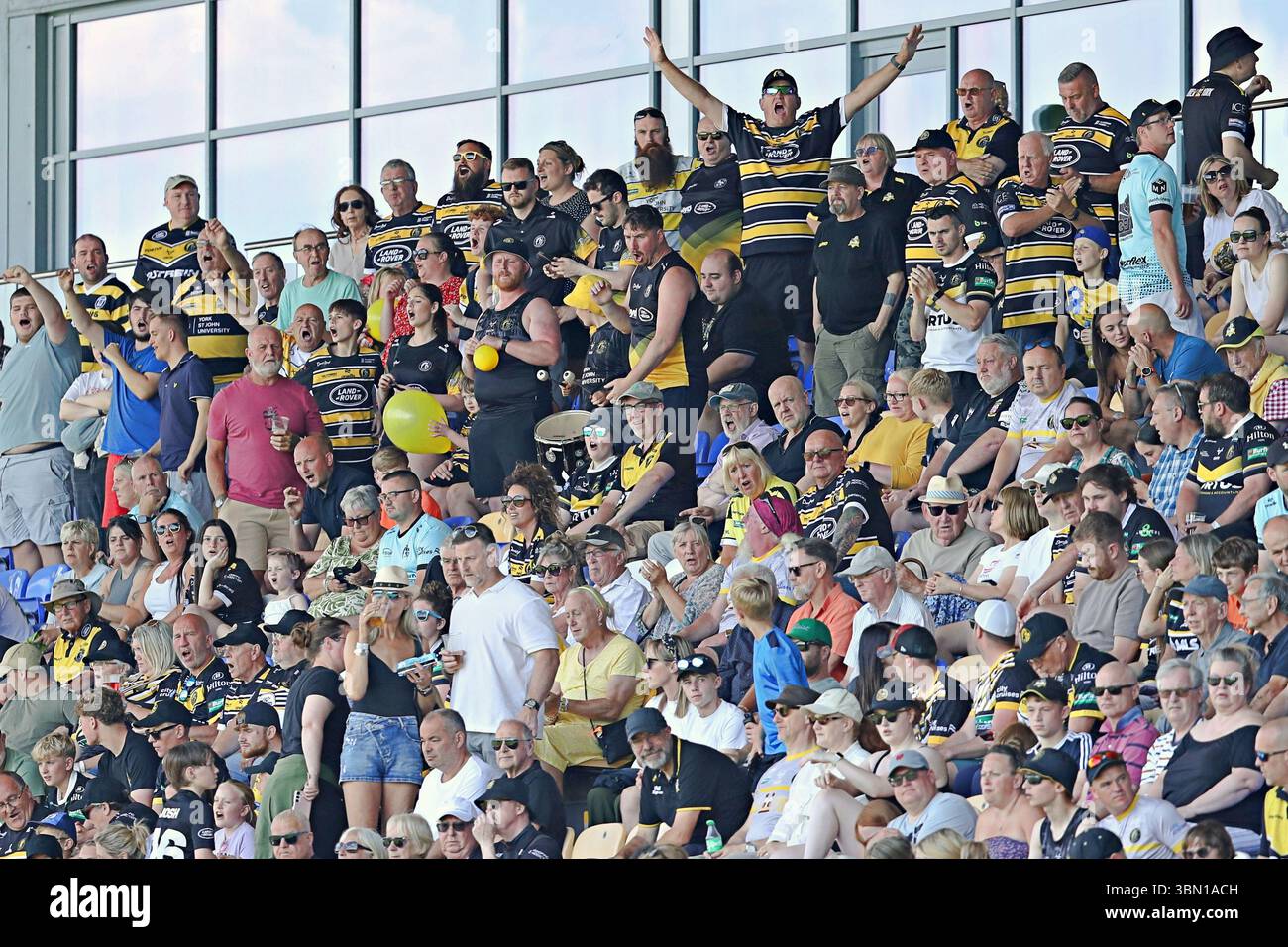 Tifosi di York prima della partita del Betfred Championship York City Knights vs Featherstone Rovers al LNER Community Stadium, York, Regno Unito, 29 giugno 2025 (foto di Sam Eaden/News Images) Foto Stock