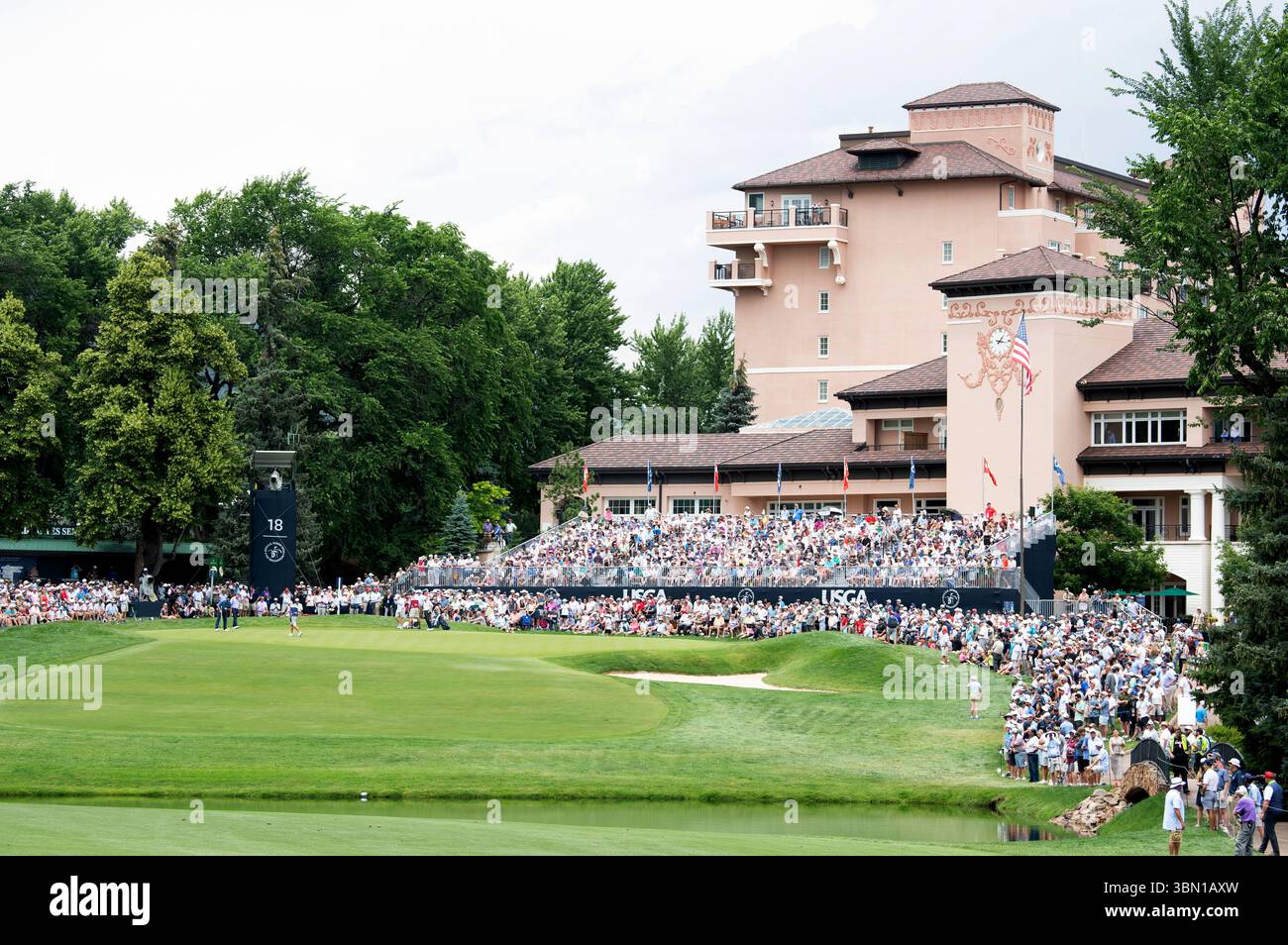 Colorado Springs, Colorado, Stati Uniti. 29 giugno 2025. US Senior Open, Final Round, Final Round, Final Round, il 18° green di fronte al Broadmoor Hotel. Crediti: Casey B. Gibson/Alamy Live News Foto Stock