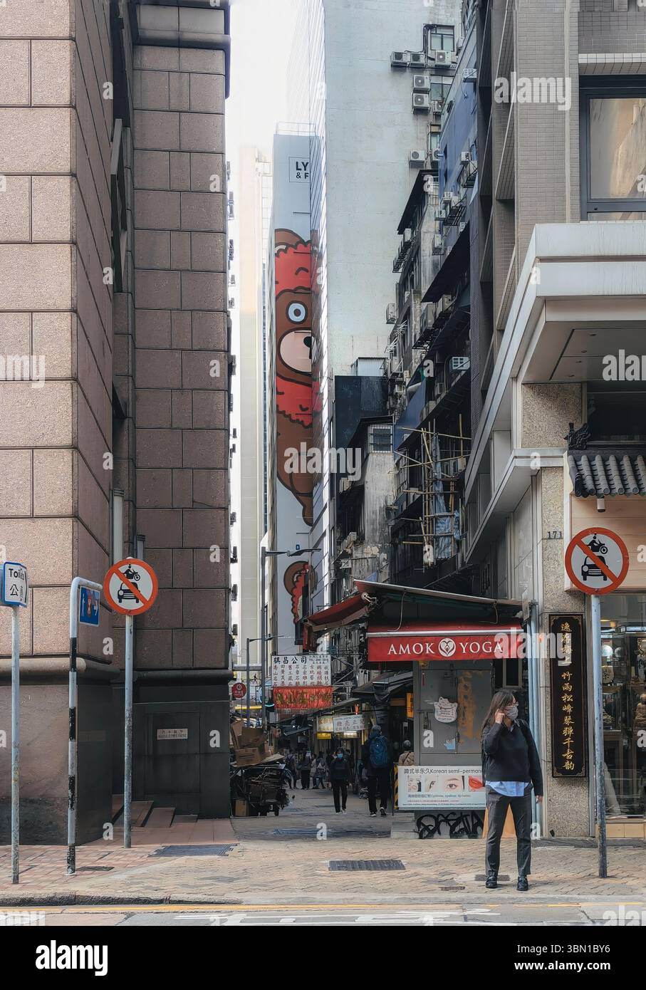 Hong Kong - 2 aprile 2025 - strade tradizionali cinesi nella città di stile distopico, Hong Kong Foto Stock