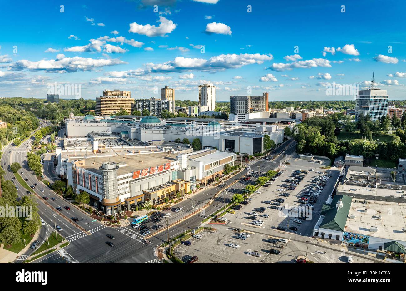 Vista aerea: Towson Town Center, un importante centro commerciale e di vita a Towson, centro commerciale, condomini nel Maryland con cielo blu nuvoloso Foto Stock