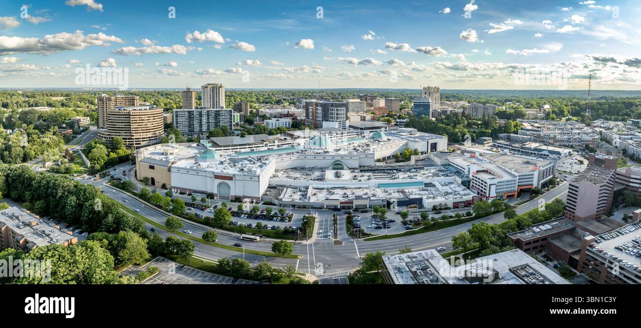 Vista aerea: Towson Town Center, un importante centro commerciale e di vita a Towson, centro commerciale, condomini nel Maryland con cielo blu nuvoloso Foto Stock
