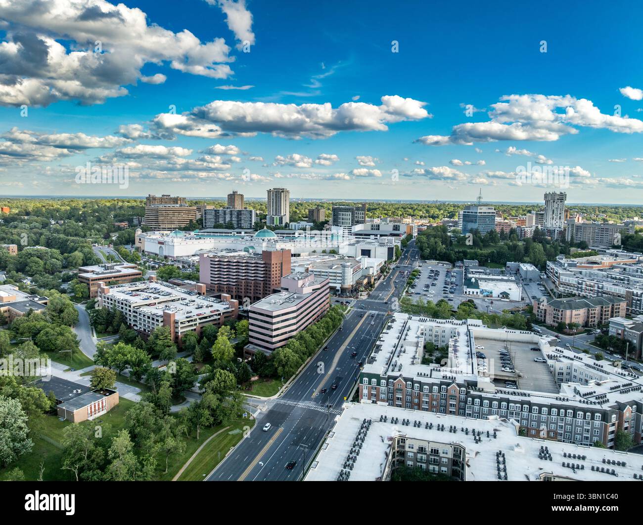 Vista aerea: Towson Town Center, un importante centro commerciale e di vita a Towson, centro commerciale, condomini nel Maryland con cielo blu nuvoloso Foto Stock