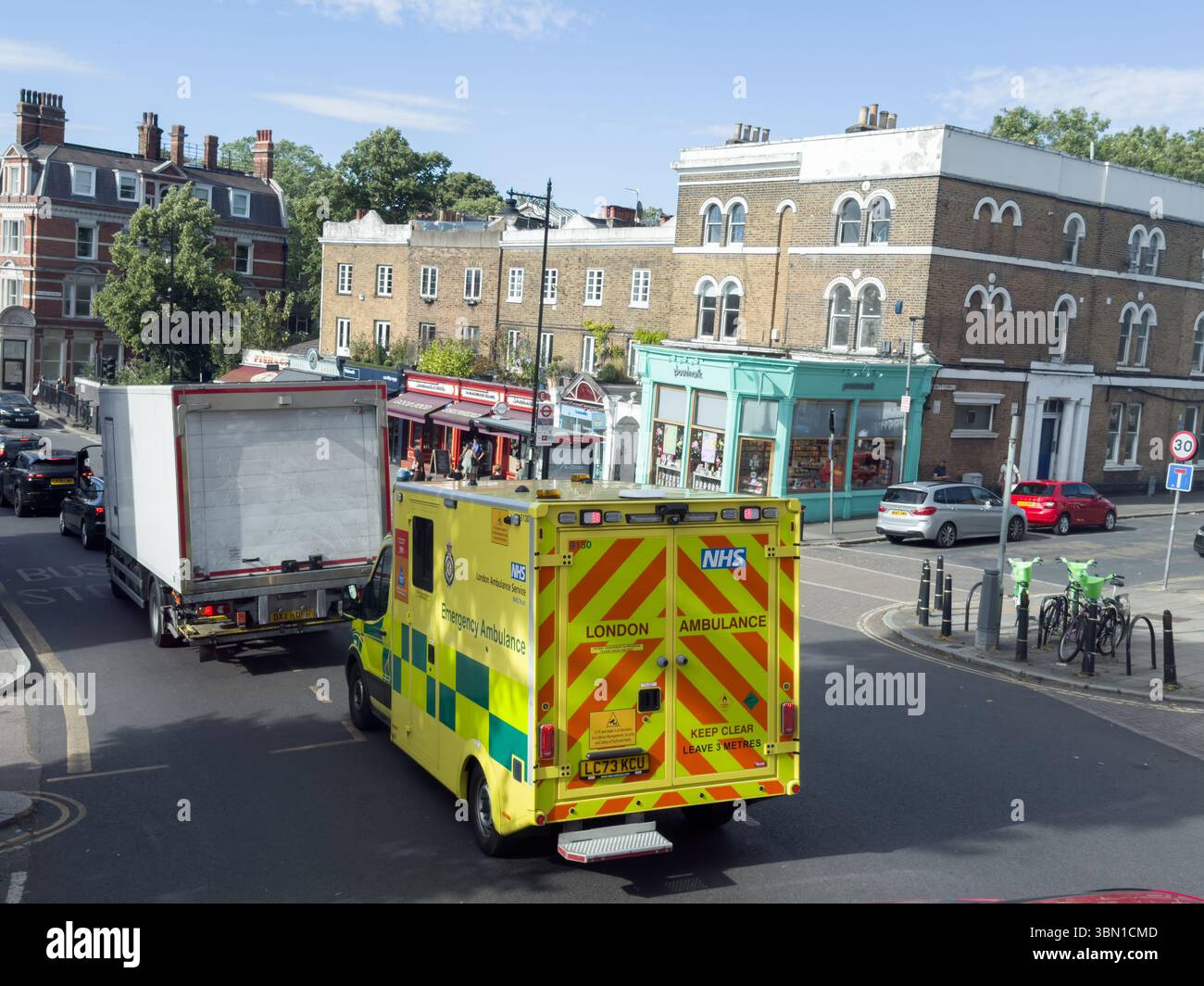 Vista posteriore dell'ambulanza NHS di Londra bloccata nel traffico vicino al Blackheath Village durante l'Hot Summer Heatwave Day UK Foto Stock