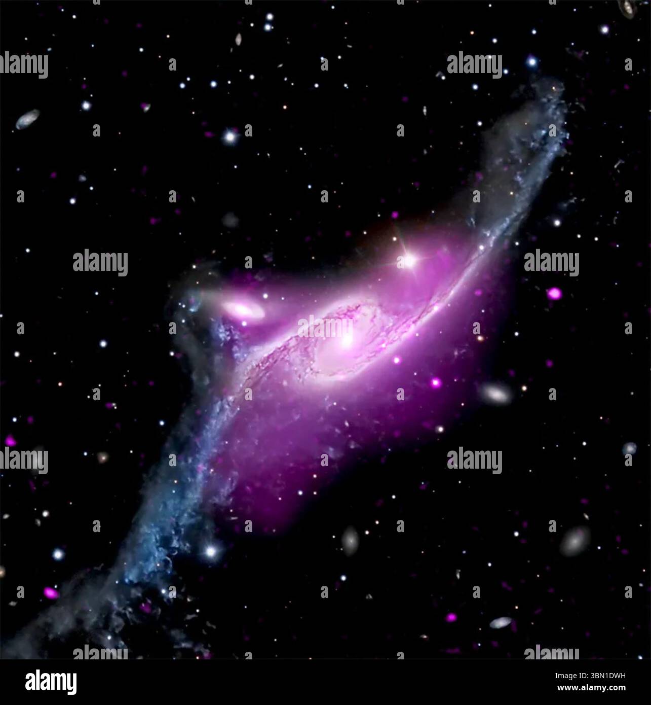 Due galassie che interagiscono in una collisione cosmica brillano con emissioni ottiche e a raggi X. Per gentile concessione della NASA. Foto Stock
