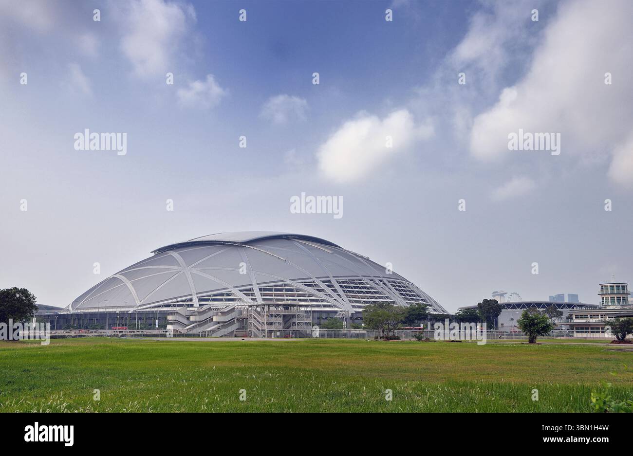 Una foto dello Stadio Nazionale di Singapore da 55 000 posti al Singapore Sports Hub in una giornata limpida e soleggiata. Foto Stock