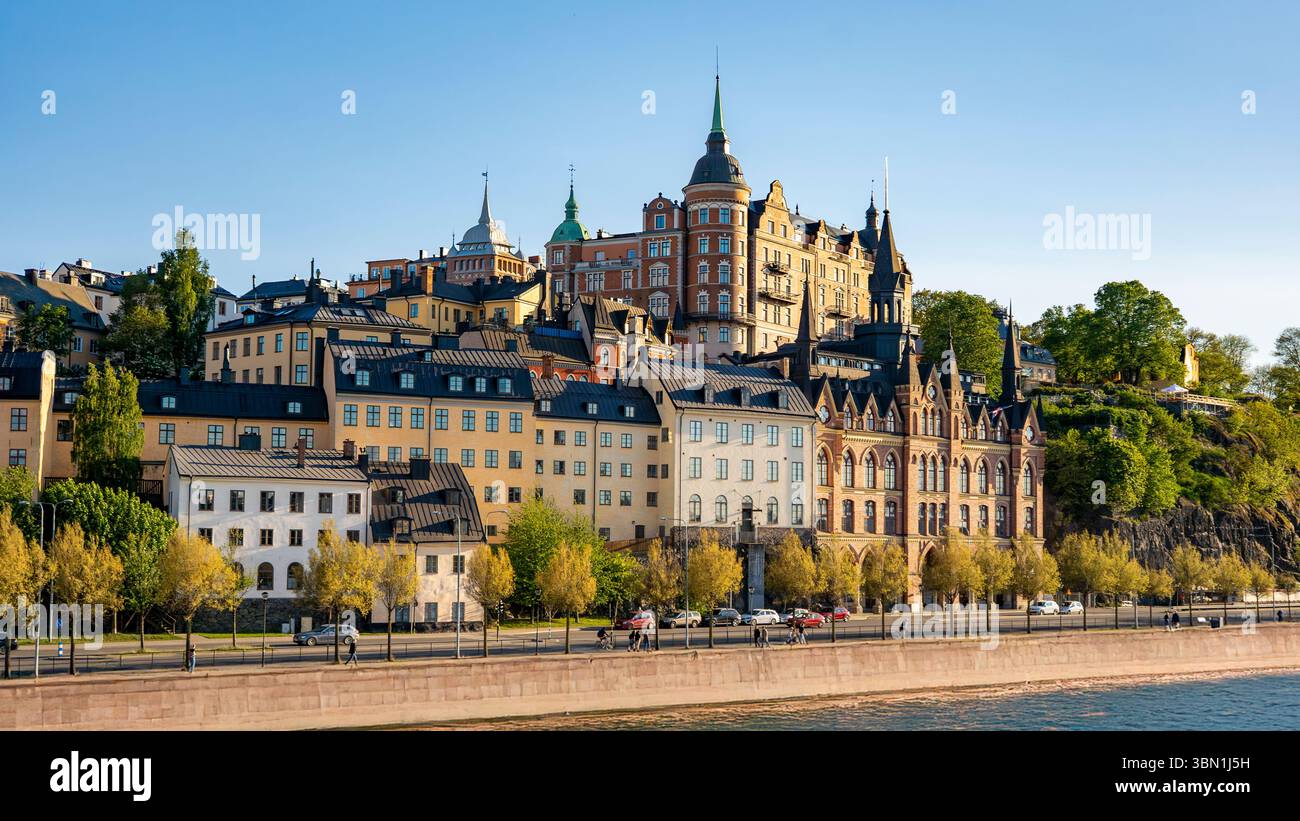 Paesaggio urbano collinare di Stoccolma con edifici storici e lungomare Foto Stock