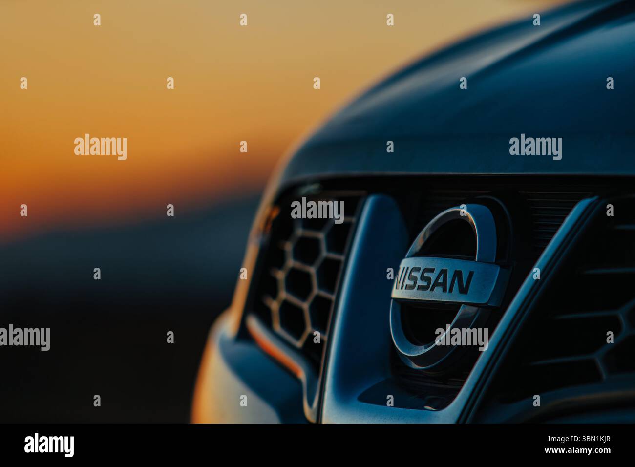 Primo piano dell'emblema Nissan Qashqai al tramonto Foto Stock