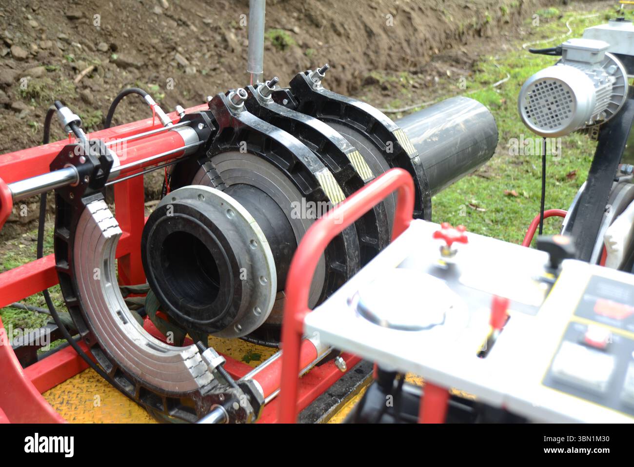 Apparecchiature utilizzate per la saldatura di tubazioni in plastica per un piccolo generatore di energia idroelettrica vicino a Greymouth, nuova Zelanda Foto Stock