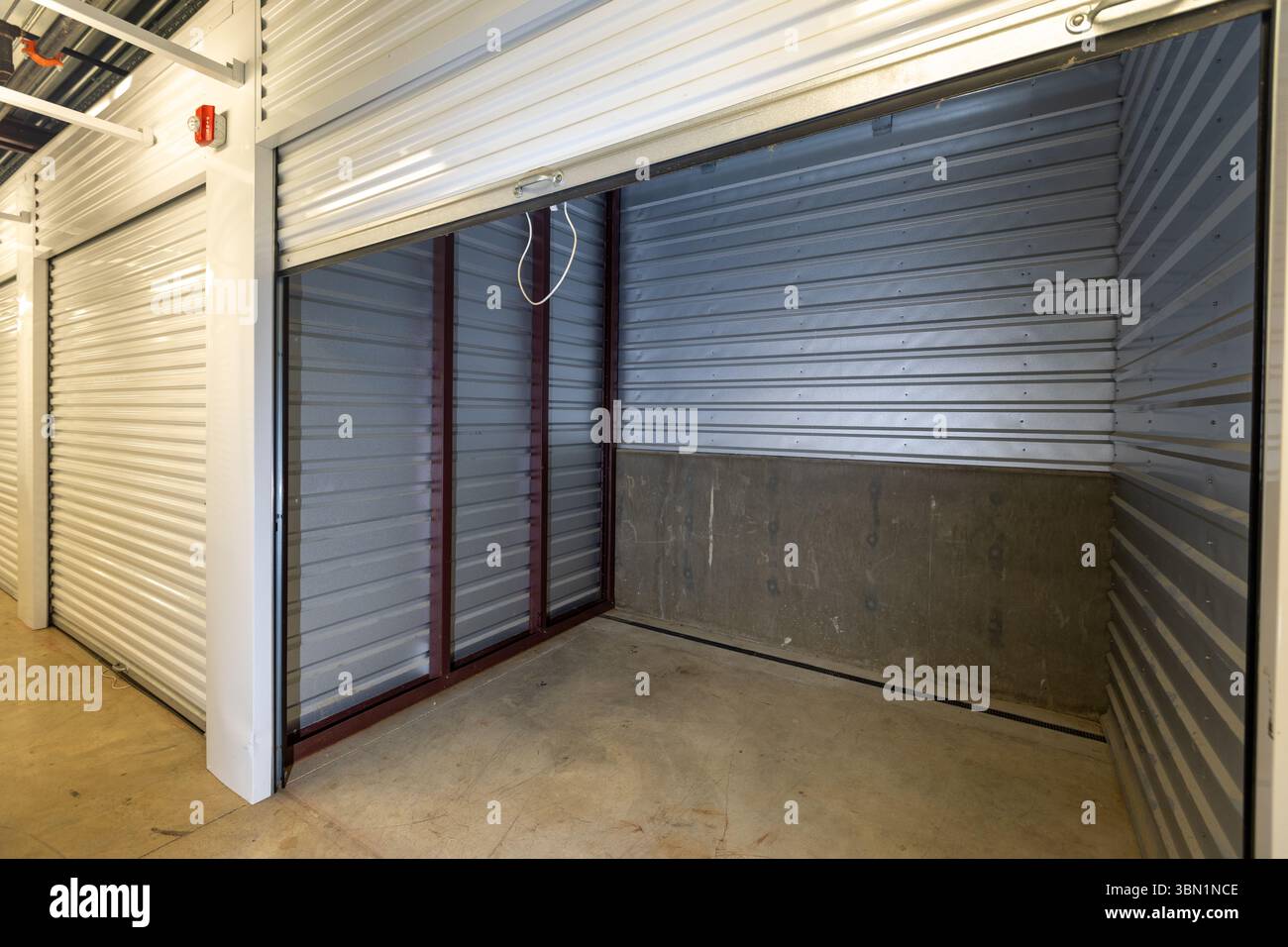 Unità di stoccaggio vuota per conservare in sicurezza la proprietà Foto Stock