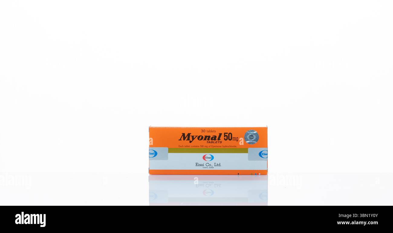 CHONBURI, THAILANDIA - 30 GENNAIO 2023: Myonal tablet box. Eperisone cloridrato. Prescrizione miorilassante utilizzato per alleviare rigidità e spasmi Foto Stock