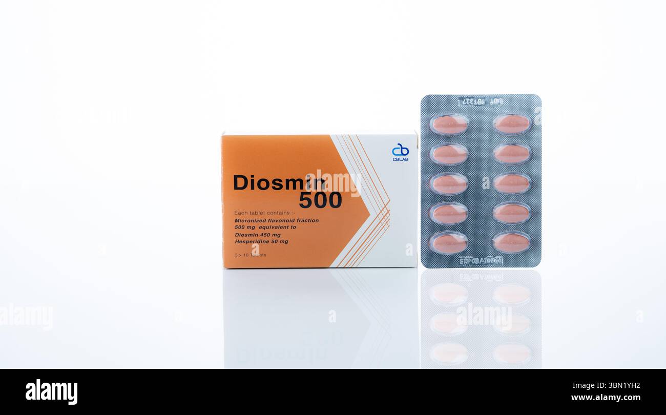 CHONBURI, THAILAND-OCETOBER 8, 2023: Compressa di diosmina in blister e confezione in scatola. Trattamento farmaceutico per emorroidi e circolazione venosa Foto Stock