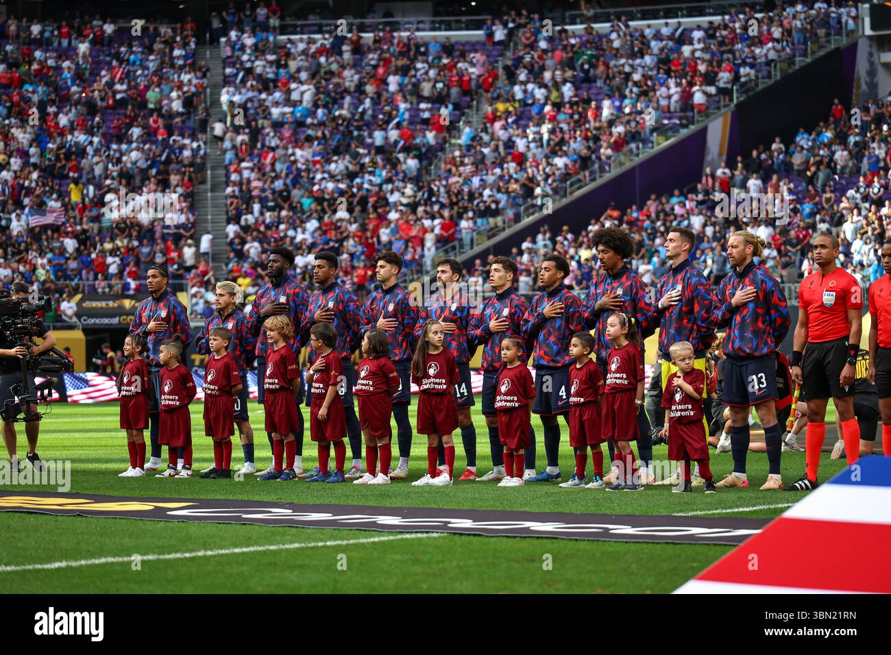 Minneapolis, Minnesota, Stati Uniti. 29 giugno 2025. Gli Stati Uniti guardano durante l'inno nazionale prima di una partita di calcio dei quarti di finale della CONCACAF Gold Cup tra Stati Uniti e Costa Rica allo US Bank Stadium di Minneapolis, Minnesota. Steven Garcia-CSM/Alamy Live News Foto Stock