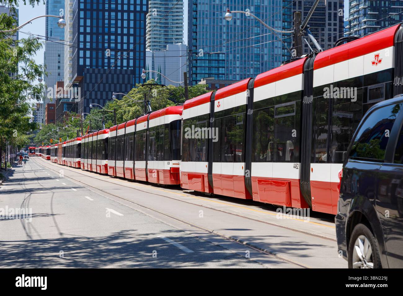 Tram: I tram tornano per isolati nel centro di Toronto. La marmellata fu il risultato della parata Pride della città. Foto Stock