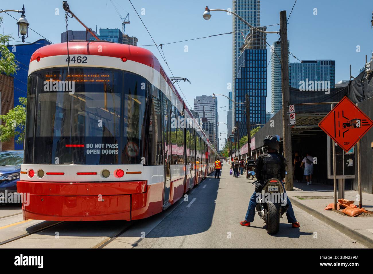 Tram: I tram tornano per isolati nel centro di Toronto. La marmellata fu il risultato della parata Pride della città. Foto Stock