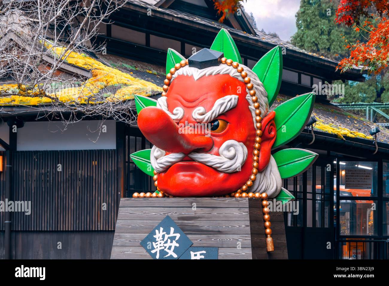 Kyoto, Giappone - 16 novembre 2024: Tengu alla stazione di Kurama. Sono un tipo di creatura leggendaria credenza shintoista e considerati un tipo di yokai (supernatur) Foto Stock