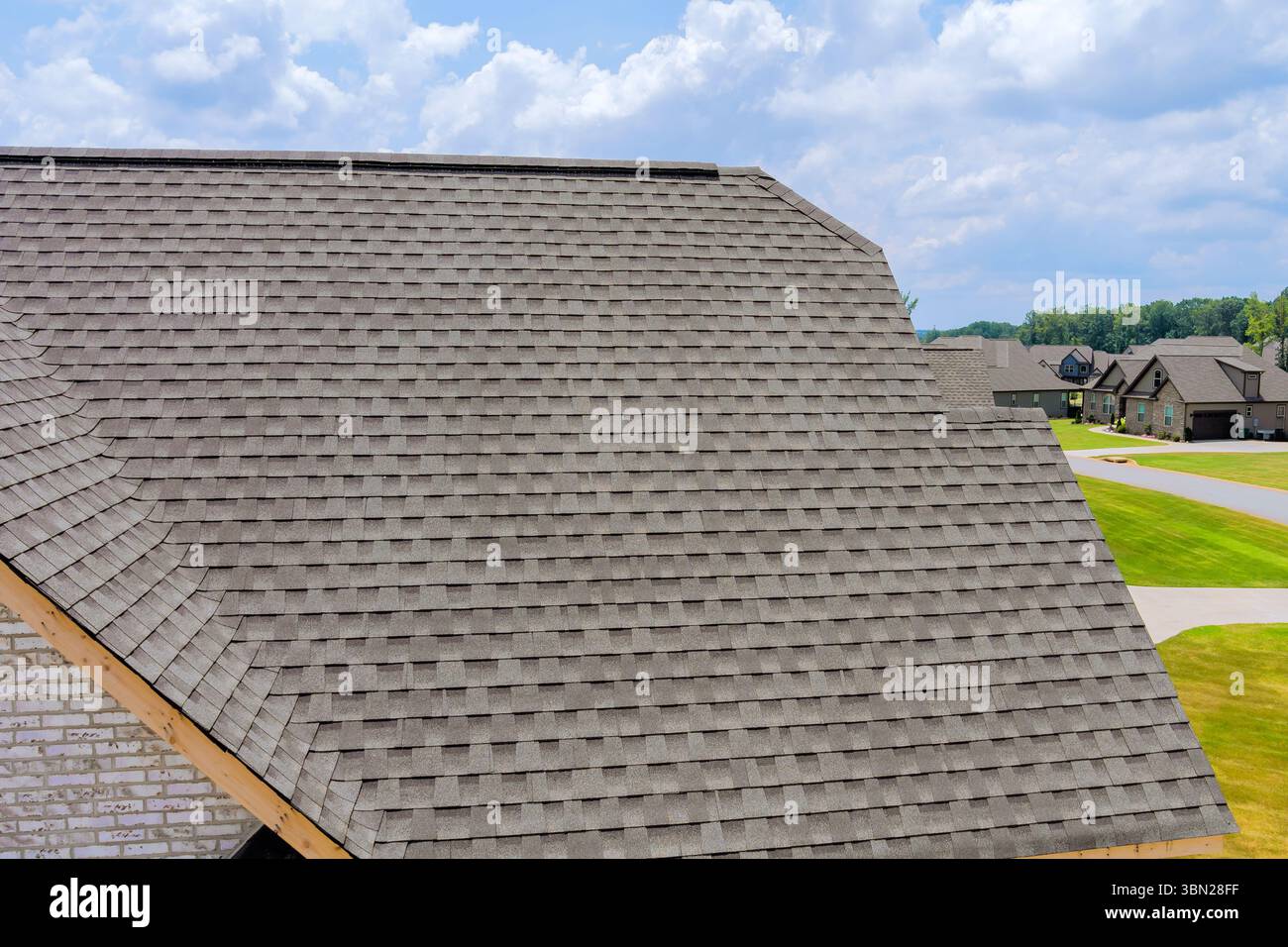 Nuove navicelle sono in fase di installazione in una casa suburbana con prati curati e un ambiente accogliente nelle giornate limpide. Foto Stock