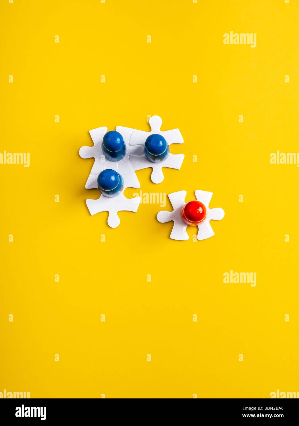 Leadership, unica e diversa, stakeholder, lavoro di squadra aziendale, concetto di team building. Bambola rossa, la figura umana si distingue dal blues, in piedi su W Foto Stock