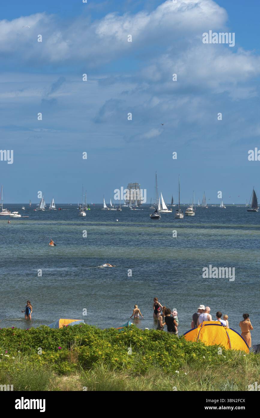 Windjammer Parade 2025 sul fiordo di Kiel alla fine della settimana di Kiel, navi alte, tre comandanti, nave da addestramento a vela Gorch Fock, spettatori, Falkenstein bea Foto Stock
