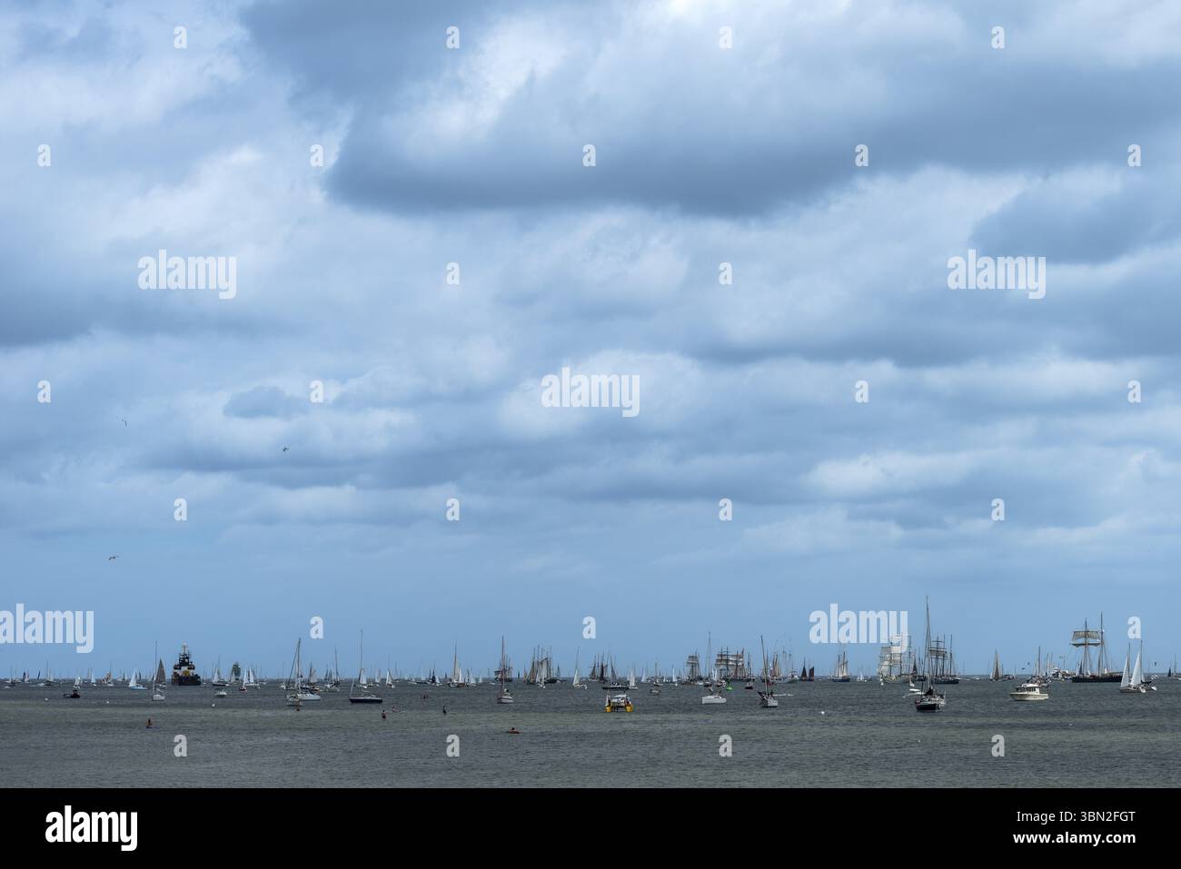 Windjammer Parade 2025 sul fiordo di Kiel alla fine della settimana di Kiel, navi alte, tre comandanti, navi di scorta, orizzonte, tempo estivo, sole, Kiel, South Carolina Foto Stock