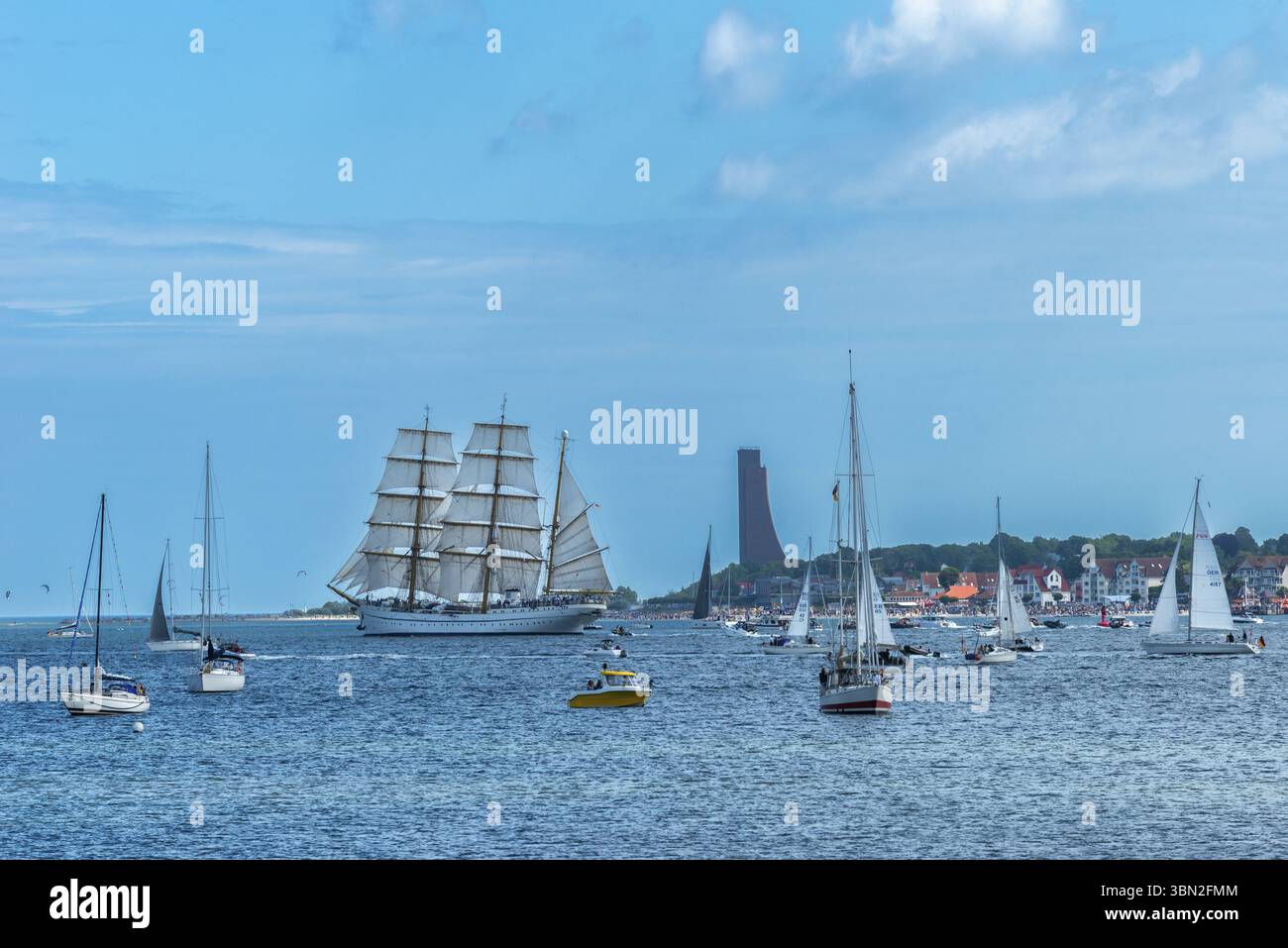 Parata Windjammer 2025 sul fiordo di Kiel alla fine della settimana di Kiel, navi alte, tre comandanti, nave scuola a vela Gorch Fock, spettatori, Laboe marina, n Foto Stock