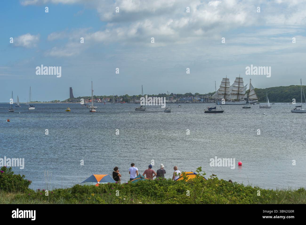 Parata Windjammer 2025 sul fiordo di Kiel alla fine della settimana di Kiel, navi alte, tre comandanti, nave scuola a vela Gorch Fock, spettatori, Laboe marina, n Foto Stock