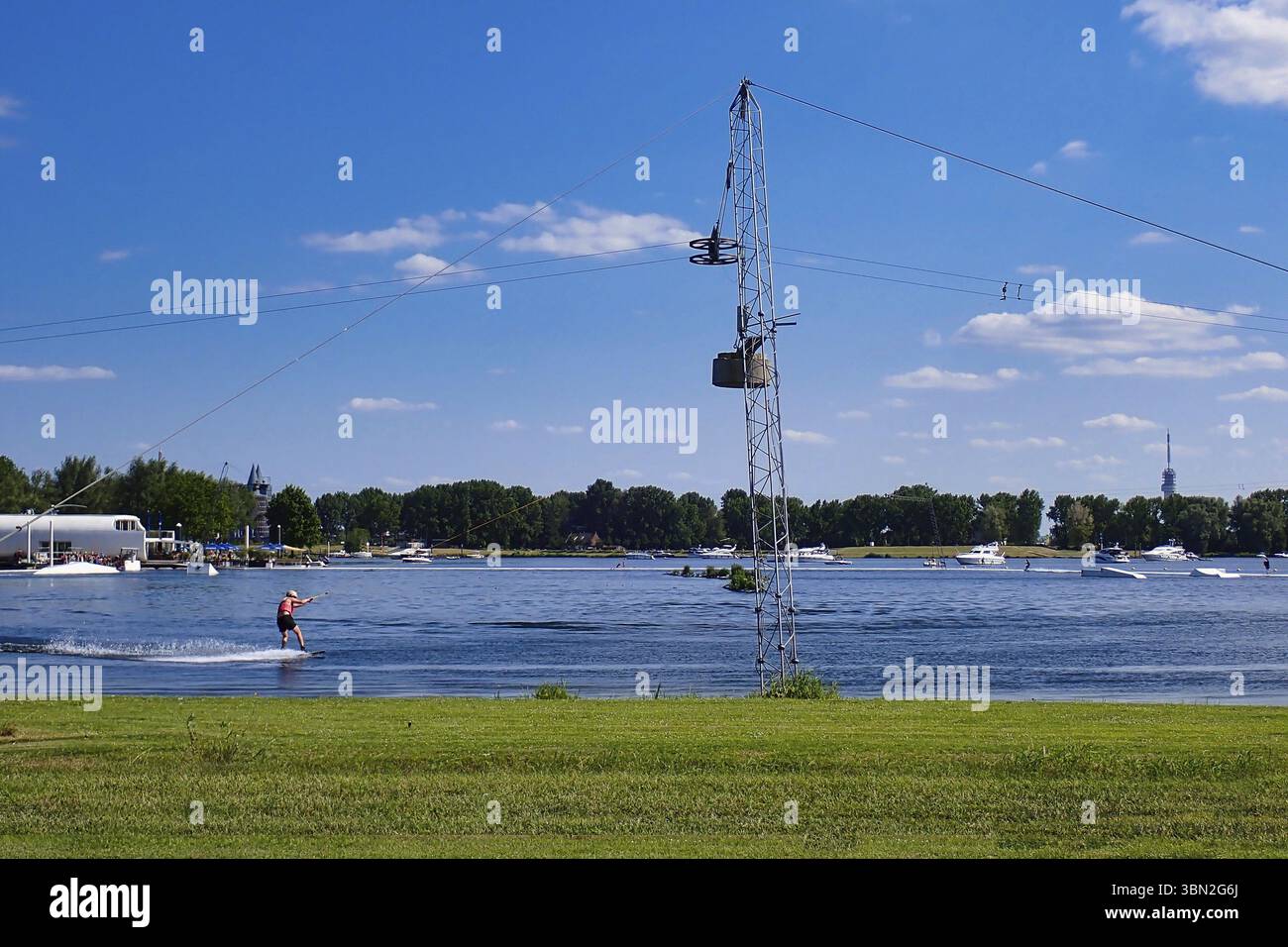 Impianto di funivia per sci d'acqua e wakeboard, Roermond, provincia di Limburgo, Paesi Bassi Foto Stock