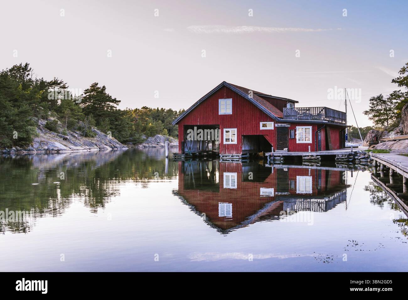 Cottage rossi sull'isola di Harstena in Svezia, principalmente noti per la caccia alle foche che una volta veniva praticata lì. Ora è un'attrazione turistica Foto Stock