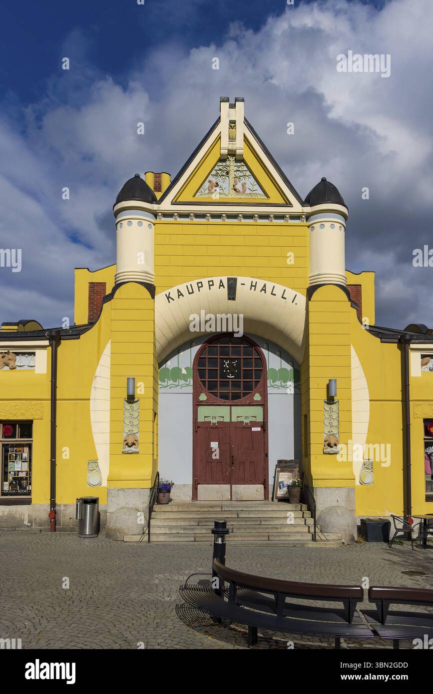 Kuopio, Finlandia - 9 giugno 2022: Colorato mercato Kaupa halli nella piazza del mercato nel centro di Kuopio in Savonia in Finlandia Foto Stock