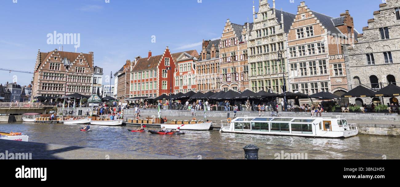 Gand, Belgio - mail 15, 2022: Banchina lungo il fiume Leie chiamata Korenlei nella città portuale di Gand nel nord-ovest del Belgio durante una giornata di sole Foto Stock