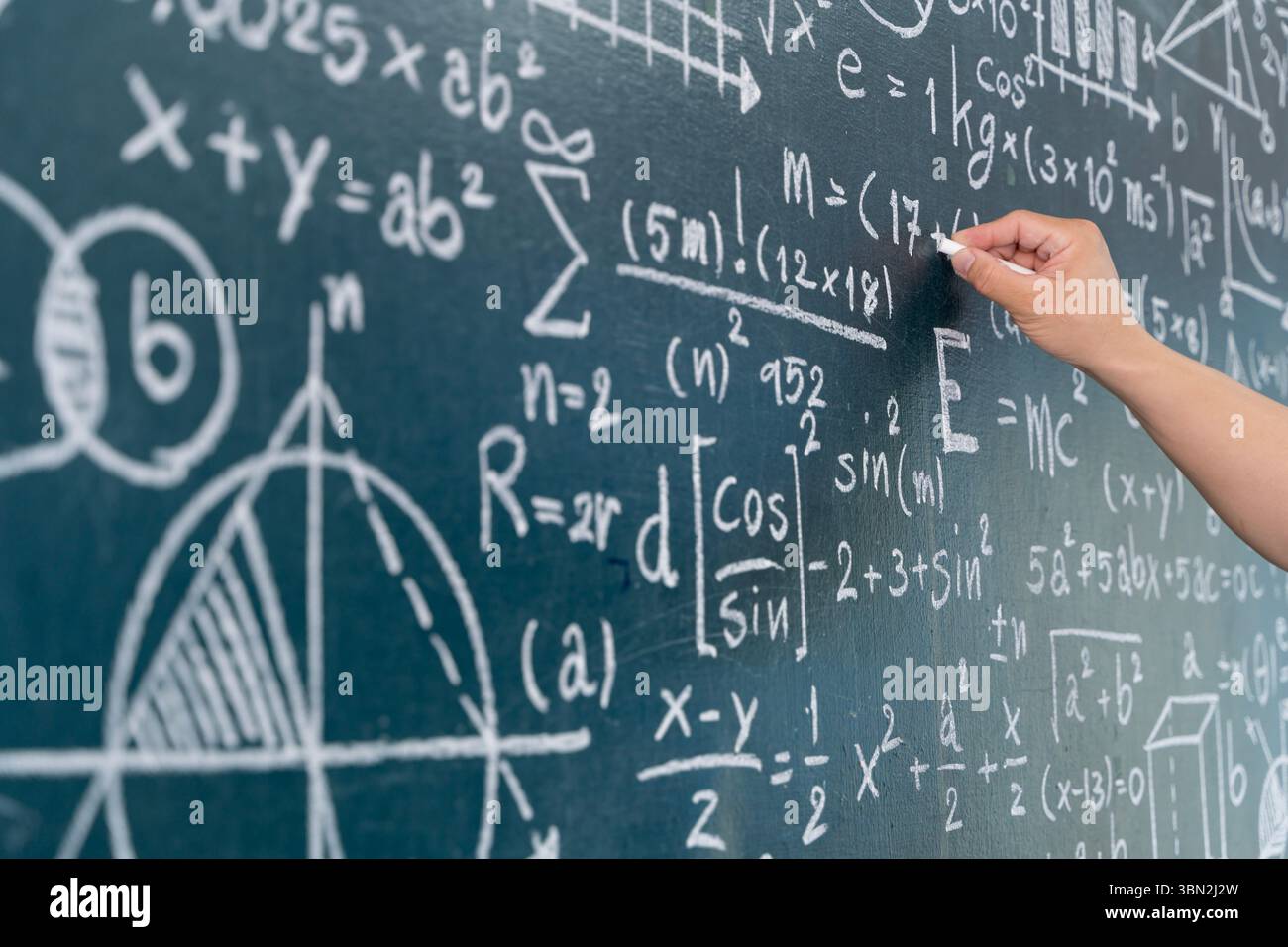 Primo piano di una scrittura a mano complesse formule matematiche ed equazioni scientifiche su una lavagna. Immagine ideale per istruzione, scuola, scienza, log Foto Stock