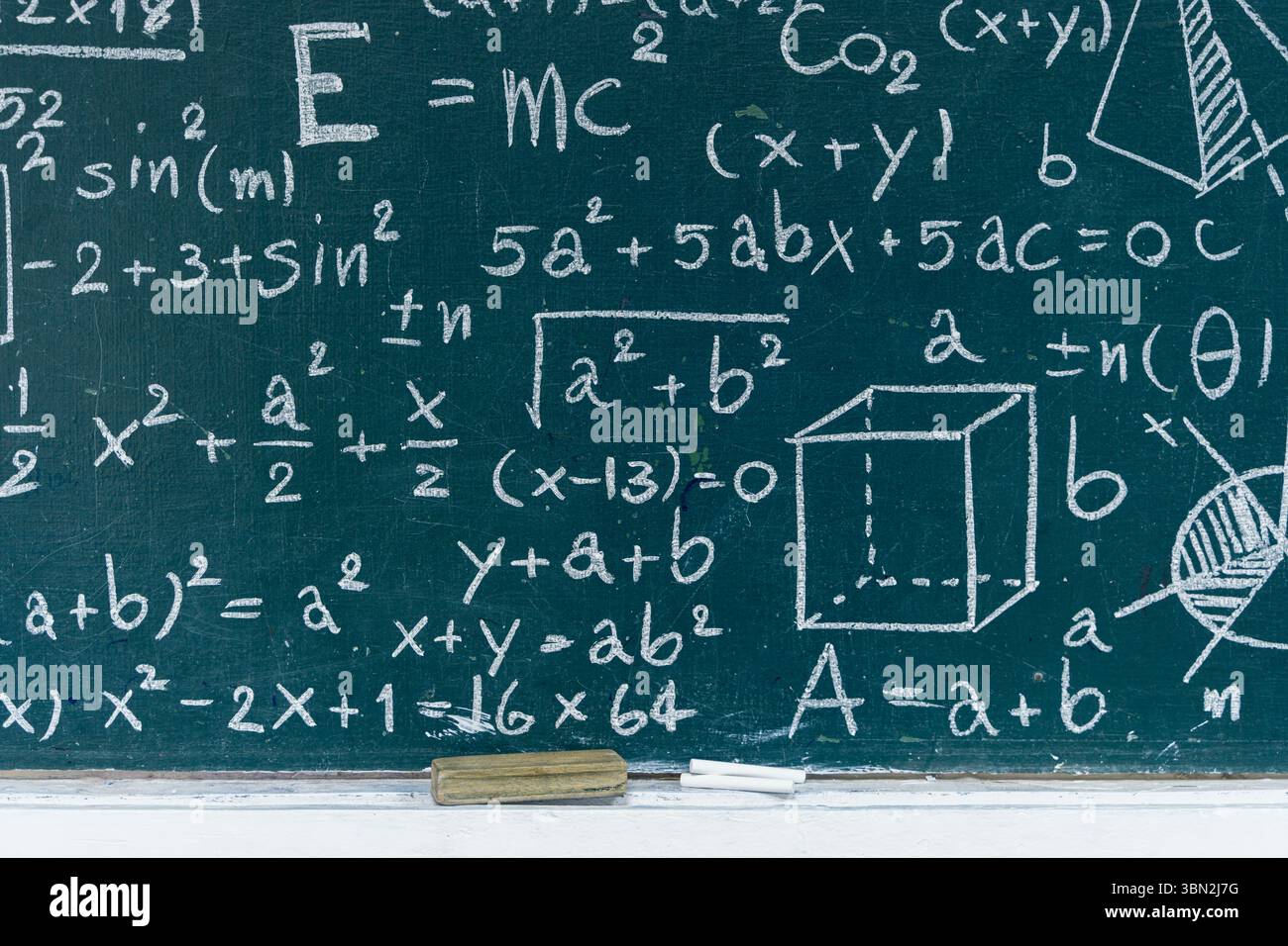Lavagna riempita di formule matematiche, equazioni algebriche e diagrammi geometrici. Ideale per contenuti relativi all'istruzione, all'insegnamento e ai mathemati Foto Stock