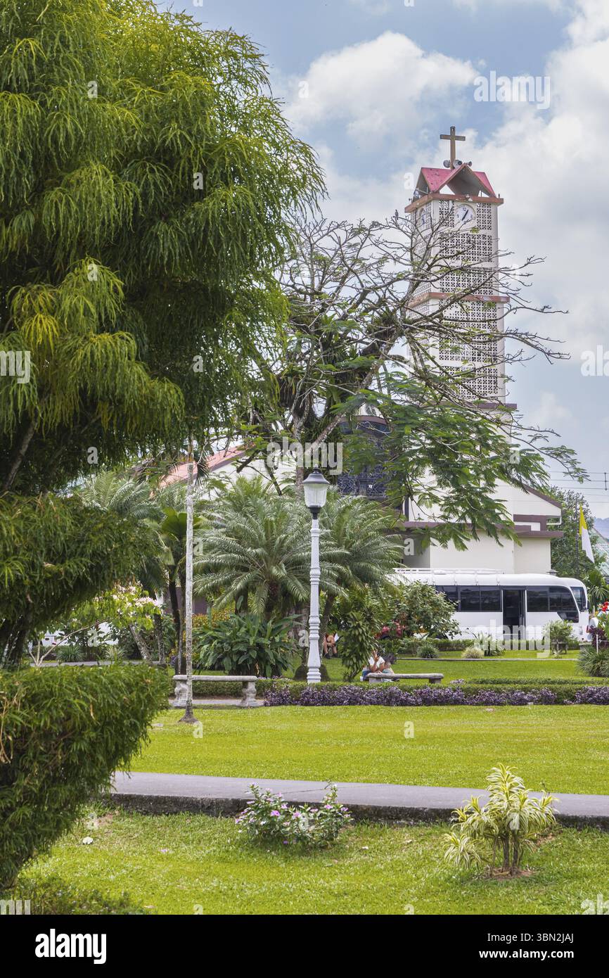 Chiesa di la fortuna de San Carlos parco e fiori in Costa Rica America centrale Foto Stock