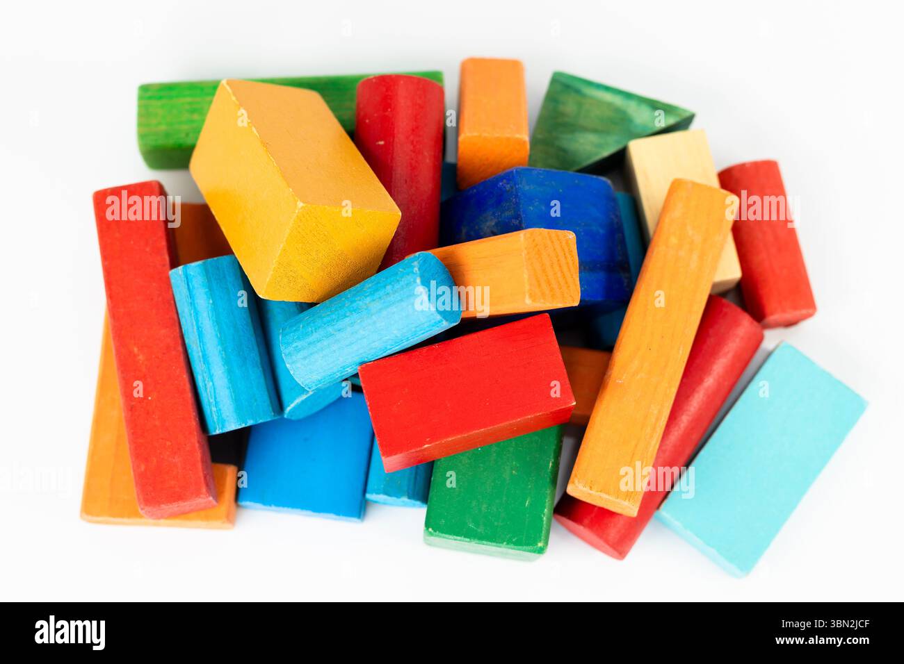 Colorati blocchi di legno assortiti per giocare e imparare Foto Stock