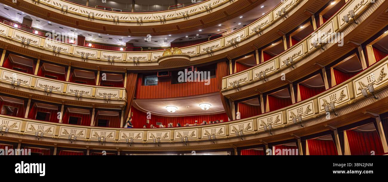 Vienna, Austria - 8 settembre 2024: Interni del Teatro dell'Opera di Vienna a Vienna in Austria Foto Stock