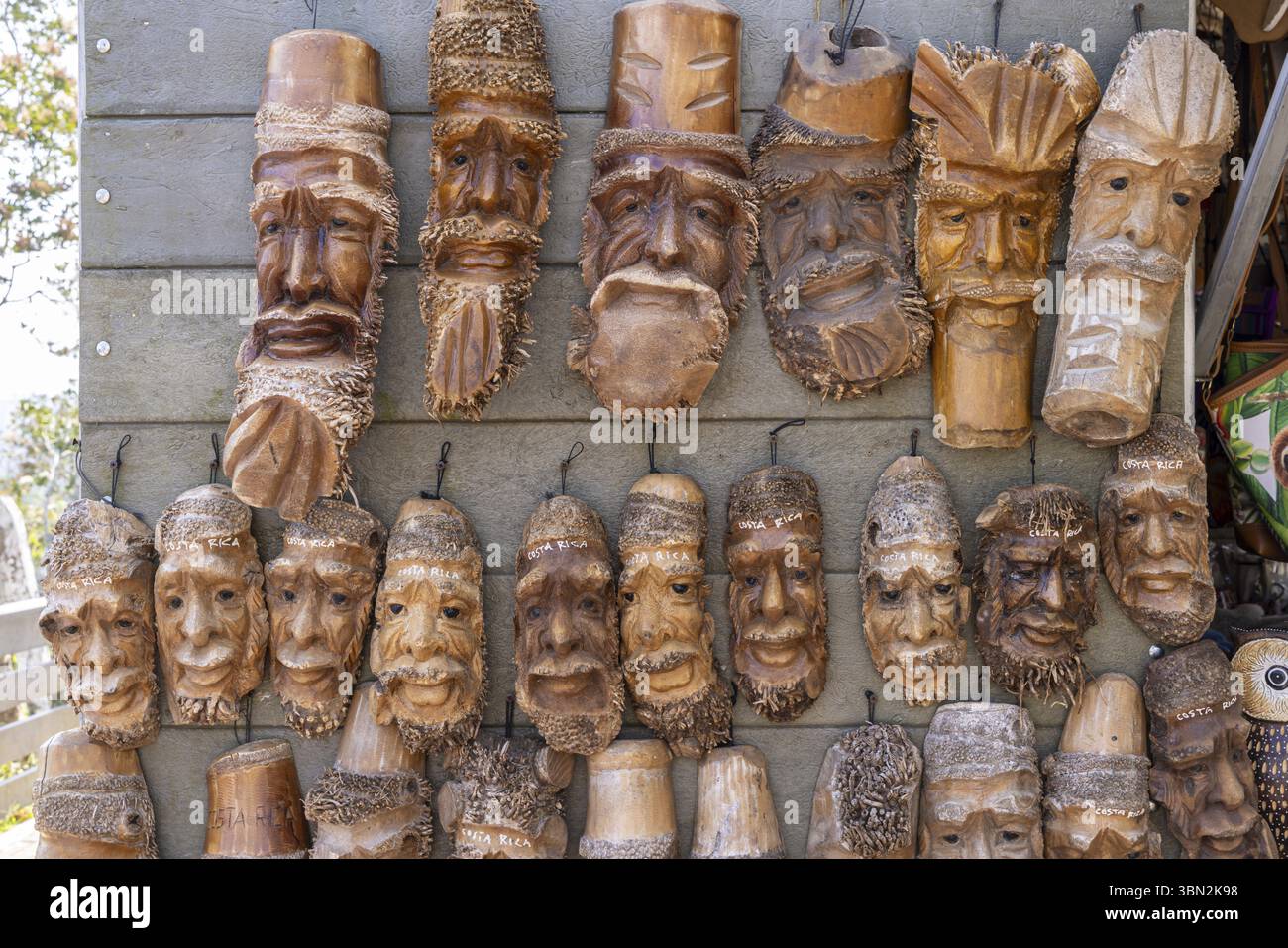 Tilaran, Costa Rica - 9 marzo 2024: Chiosco Souvernir lungo la strada al punto panoramico Mirador Tilaran di Laguira de Arsenal in Costa Rica America centrale Foto Stock